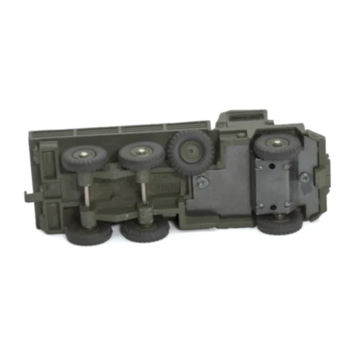 Vue de dessous du châssis du camion Dinky Toys 824 Berliet Gazelle montrant les 6 roues et les inscriptions