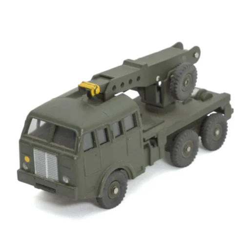 Dessous du châssis en métal du camion Dinky Toys 826 avec inscriptions Made in France