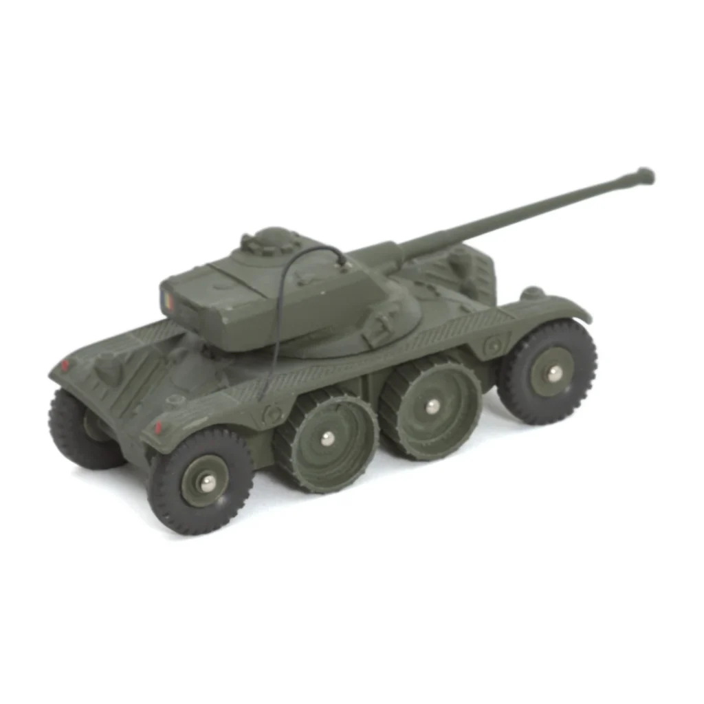 Vue de trois quarts avant de la miniature militaire Dinky Toys Panhard EBR FL-10 vert armée