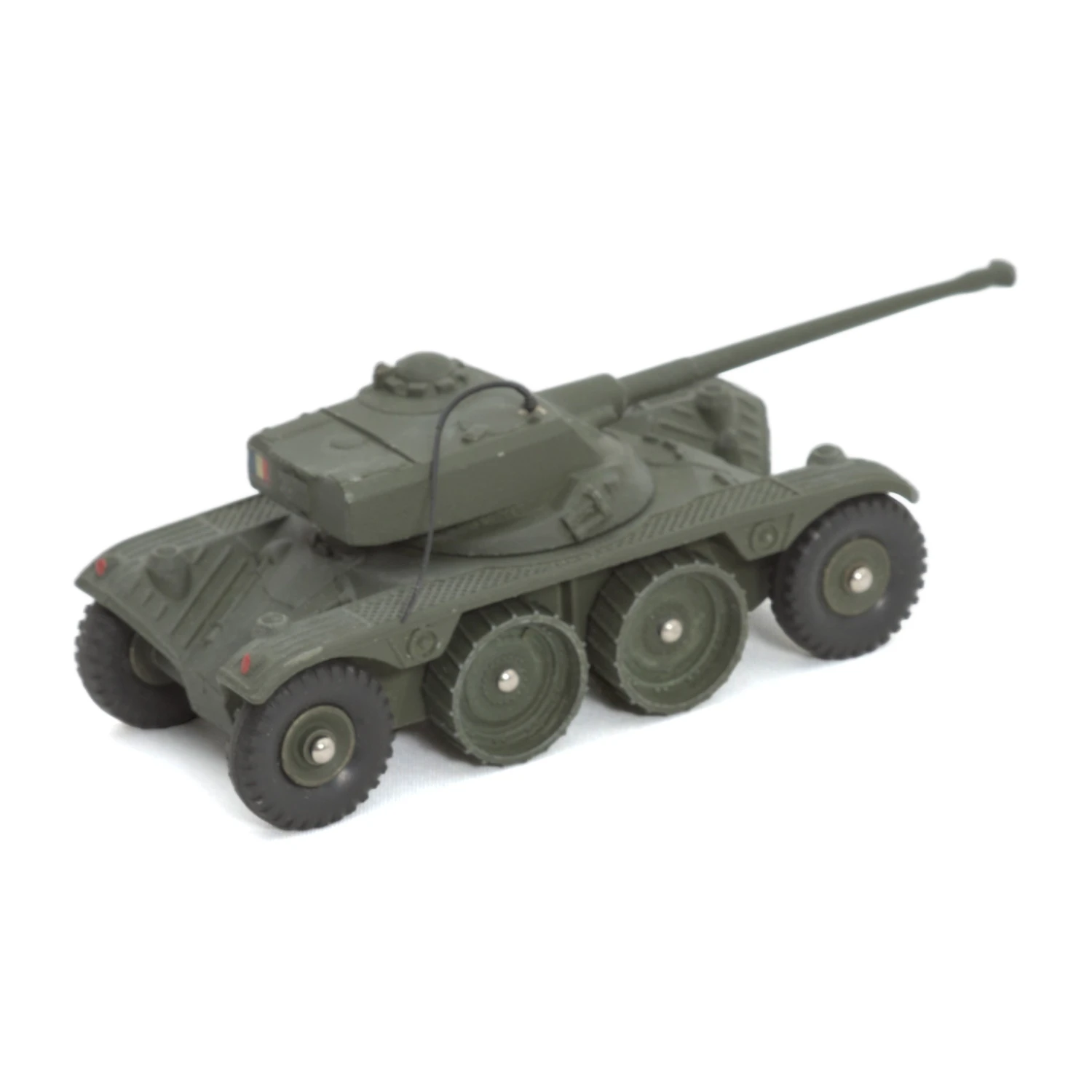 Vue de trois quarts avant de la miniature militaire Dinky Toys Panhard EBR FL-10 vert armée