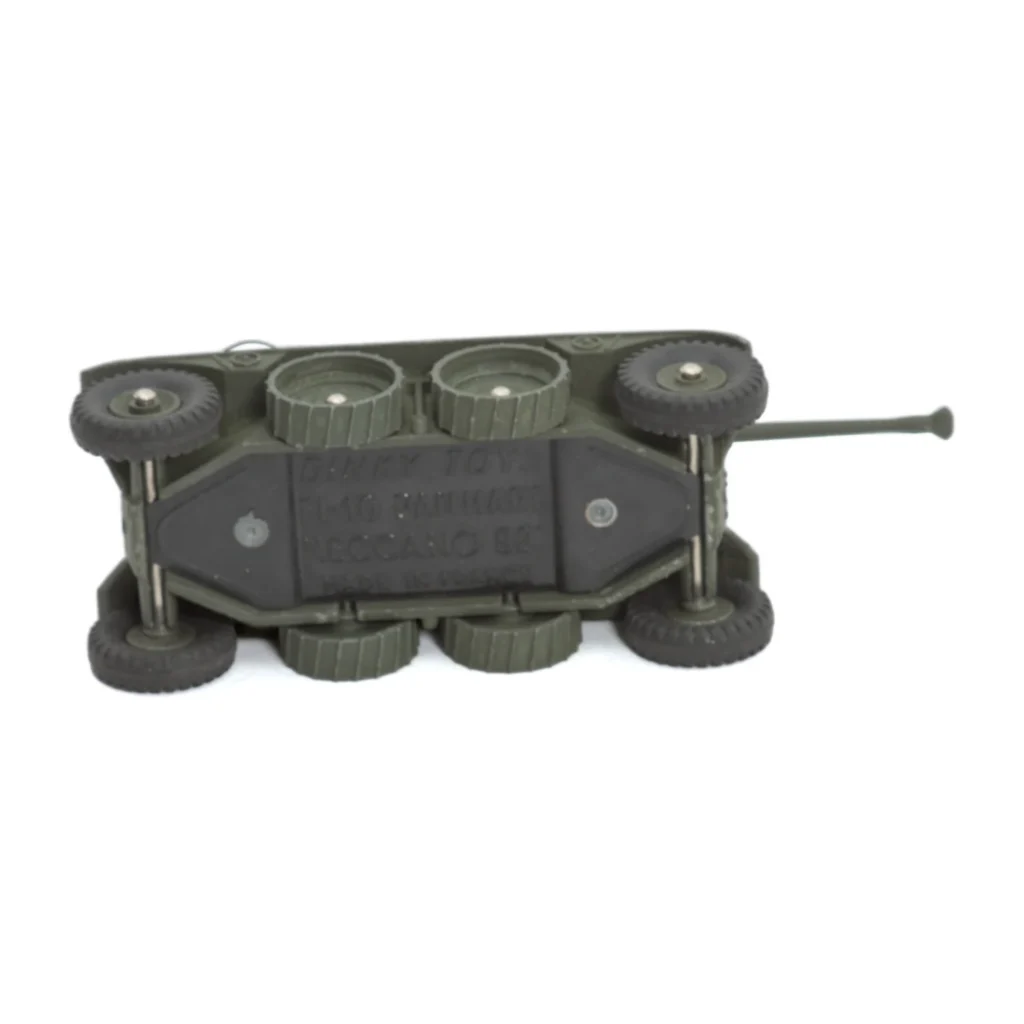 Vue de dessous du châssis de la miniature Dinky Toys 827 Panhard avec inscriptions Meccano Made in France