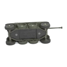 Vue de dessous du châssis de la miniature Dinky Toys 827 Panhard avec inscriptions Meccano Made in France