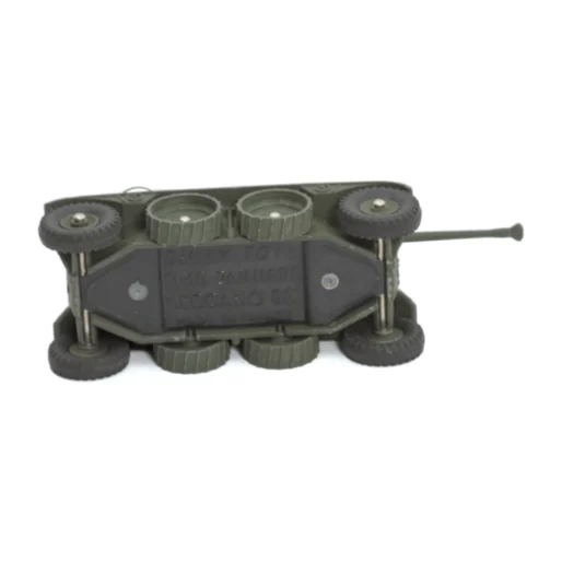 Vue de dessous du châssis de la miniature Dinky Toys 827 Panhard avec inscriptions Meccano Made in France
