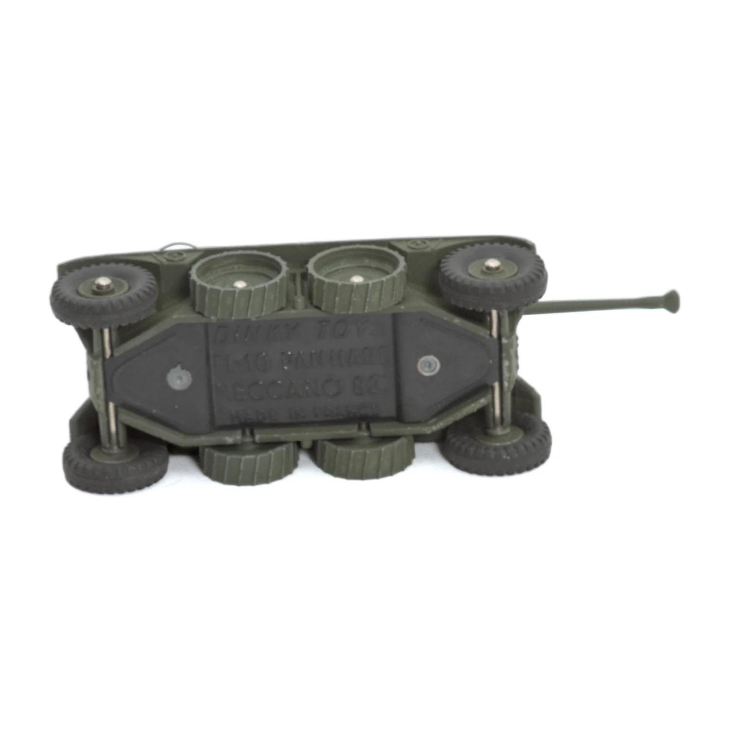 Vue de dessous du châssis de la miniature Dinky Toys 827 Panhard avec inscriptions Meccano Made in France