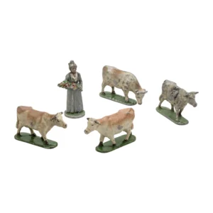 Lot de 5 figurines anciennes en plomb représentant une fermière et quatre vaches sur fond blanc