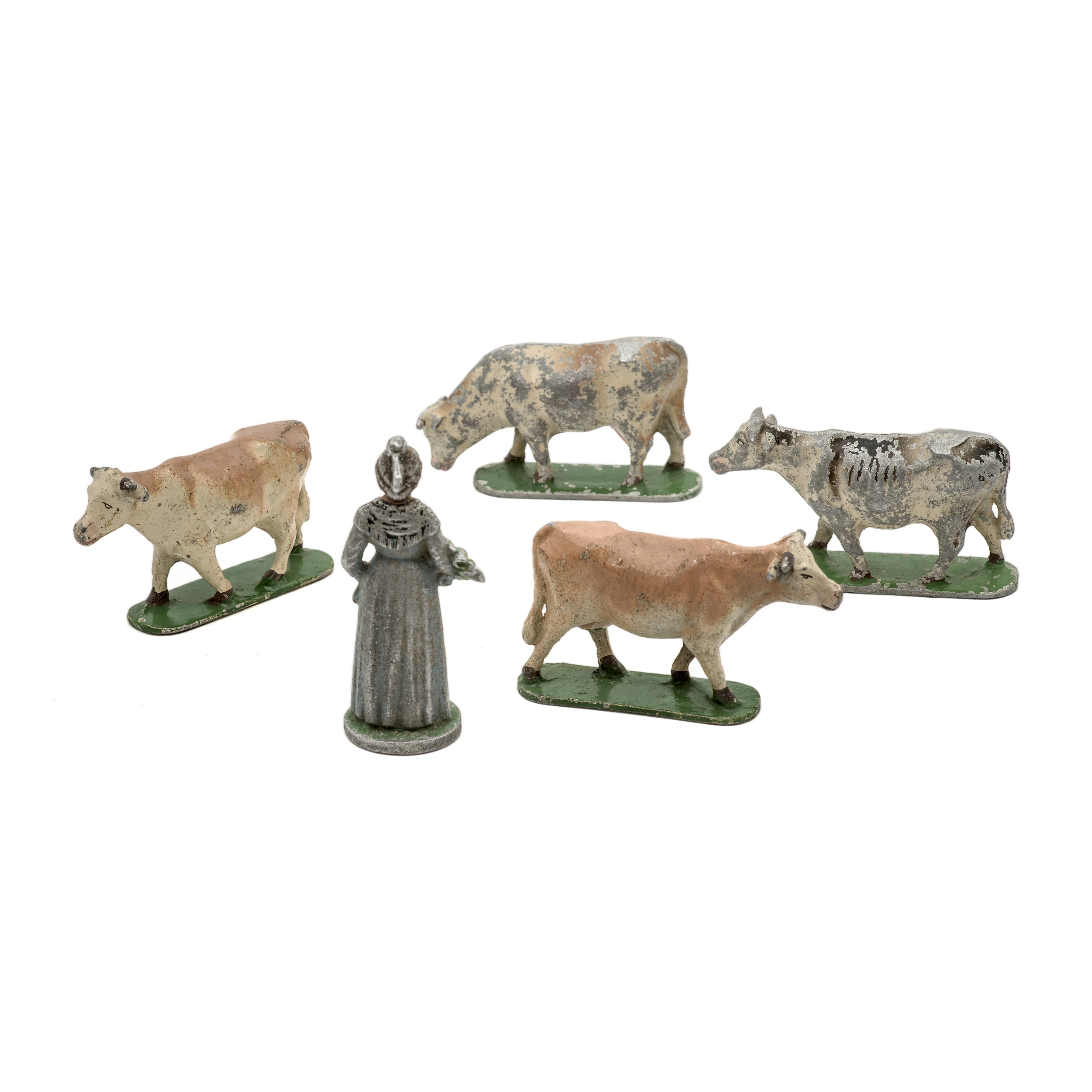 5 figurines anciennes en plomb représentant une fermière et quatre vaches