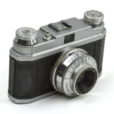 Appareil photo argentique Foca Sport I de face avec objectif Neoplar