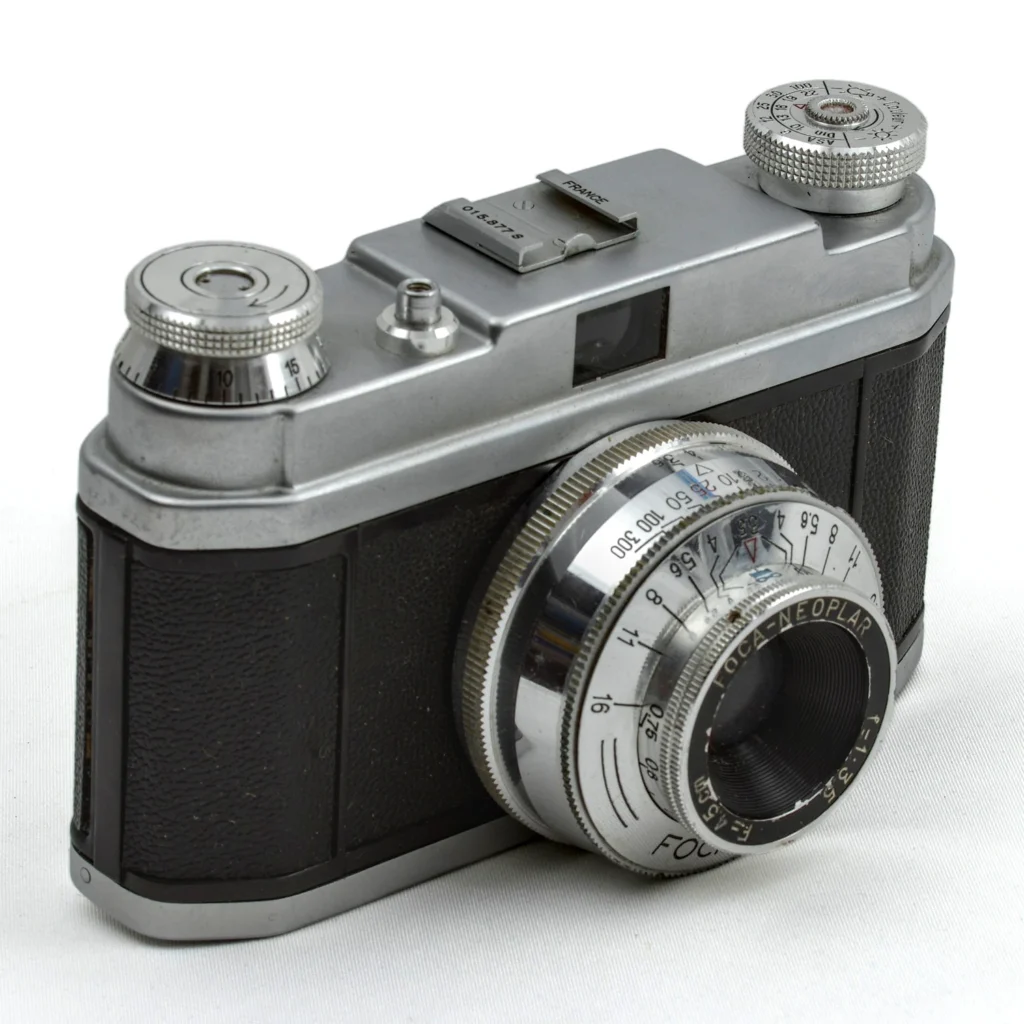 Appareil photo argentique Foca Sport de face avec objectif Neoplar 45mm f/3.5
