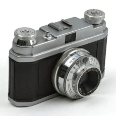Appareil photo argentique Foca Sport de face avec objectif Neoplar 45mm f/3.5