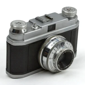 Appareil photo argentique Foca Sport de face avec objectif Neoplar 45mm f/3.5