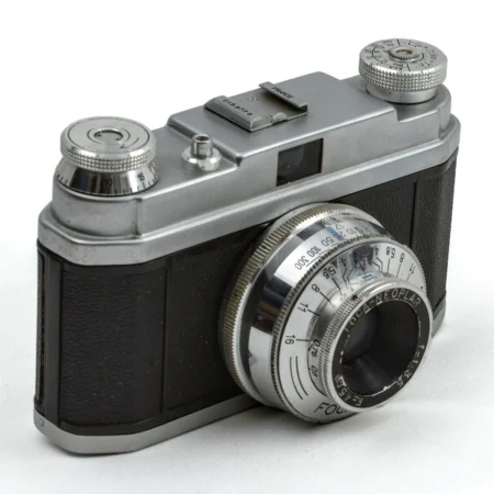 Appareil photo argentique Foca Sport de face avec objectif Neoplar 45mm f/3.5
