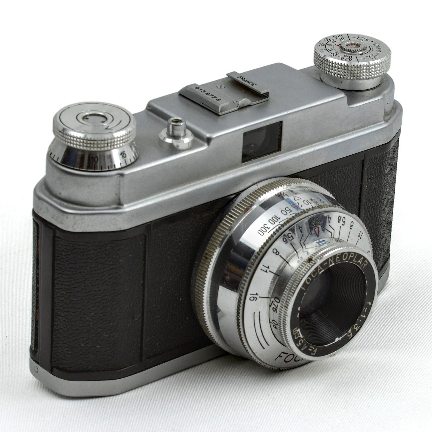 Appareil photo argentique Foca Sport de face avec objectif Neoplar 45mm f/3.5