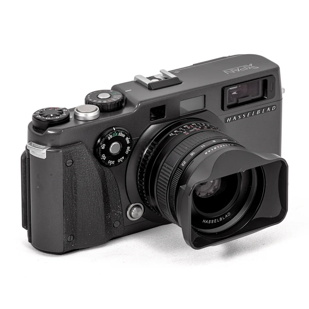 Appareil photo argentique Hasselblad XPan avec objectif 45mm f/4 de face