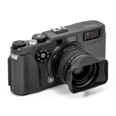 Appareil photo argentique Hasselblad XPan avec objectif 45mm f/4 de face