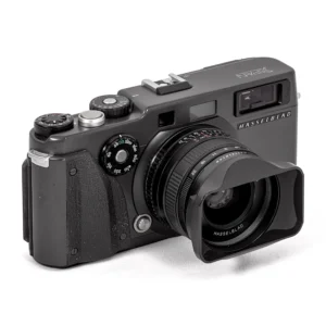 Appareil photo argentique Hasselblad XPan avec objectif 45mm f/4 de face