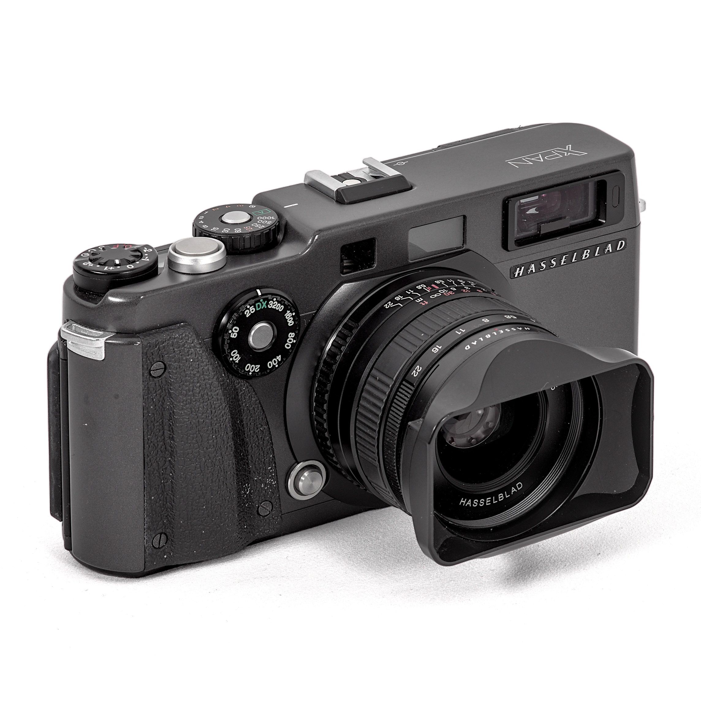 Appareil photo argentique Hasselblad XPan avec objectif 45mm f/4 de face