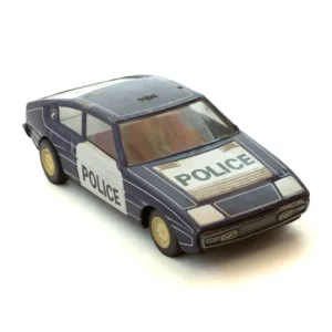 Vue de trois quarts avant de la voiture Joustra Matra Simca Bagheera Police en tôle avec rayures