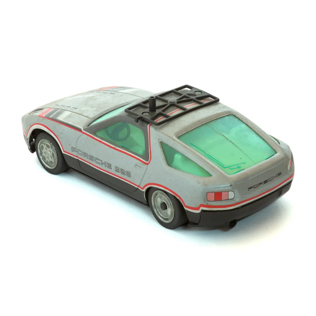Vue arrière de la Porsche 928 Joustra avec galerie de toit et vitres vertes