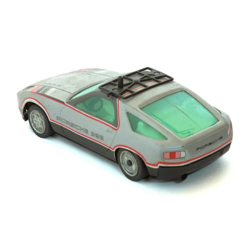 Vue arrière de la Porsche 928 Joustra avec galerie de toit et vitres vertes