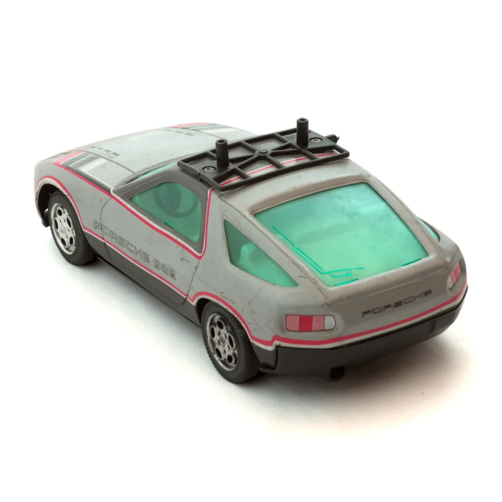 Voiture Joustra Porsche 928 argentée vue de trois quarts arrière
