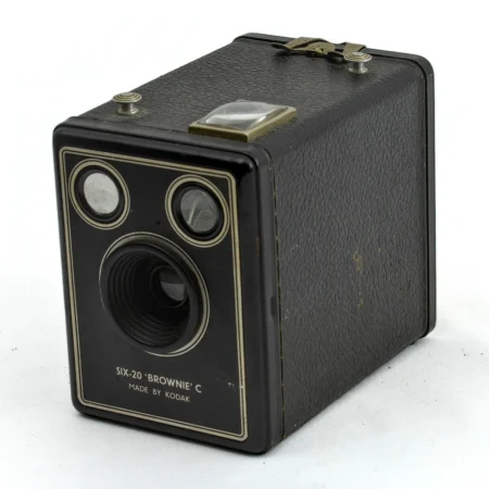 Appareil photo box Kodak Six-20 Brownie C de face