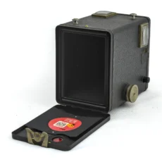 Appareil photo ancien Kodak Six-20 Brownie Junior ouvert montrant l'intérieur