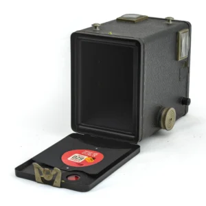 Appareil photo ancien Kodak Six-20 Brownie Junior ouvert montrant l'intérieur