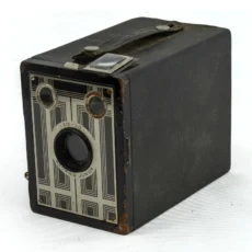Appareil photo box Kodak Six-20 Brownie Junior de face avec façade Art Déco