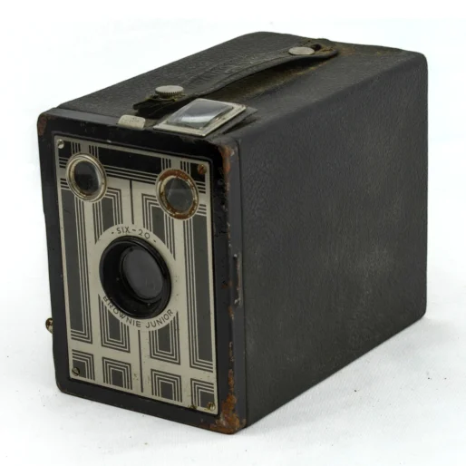 Appareil photo box Kodak Six-20 Brownie Junior de face avec façade Art Déco
