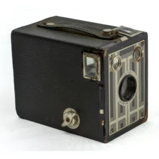 Appareil photo Kodak Six-20 Brownie Junior de profil montrant le gainage et la poignée