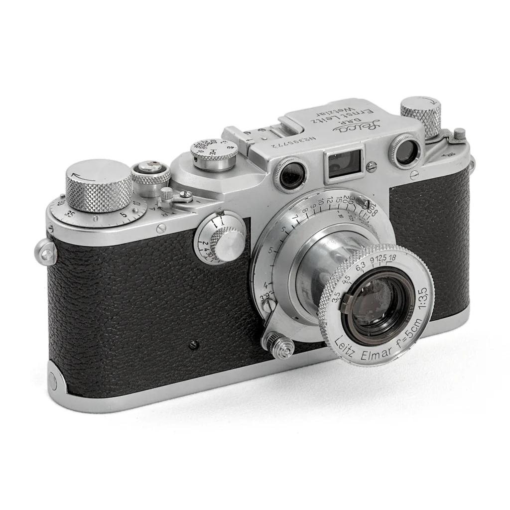 Appareil photo télémétrique Leica IIIc de face avec objectif Leitz Elmar 5cm f/3.5 déployé