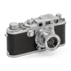 Appareil photo télémétrique Leica IIIc de face avec objectif Leitz Elmar 5cm f/3.5 déployé