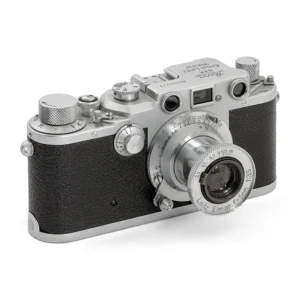 Appareil photo télémétrique Leica IIIc de face avec objectif Leitz Elmar 5cm f/3.5 déployé