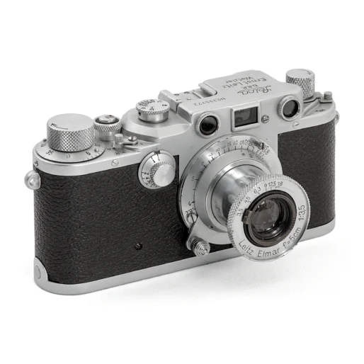 Appareil photo télémétrique Leica IIIc de face avec objectif Leitz Elmar 5cm f/3.5 déployé