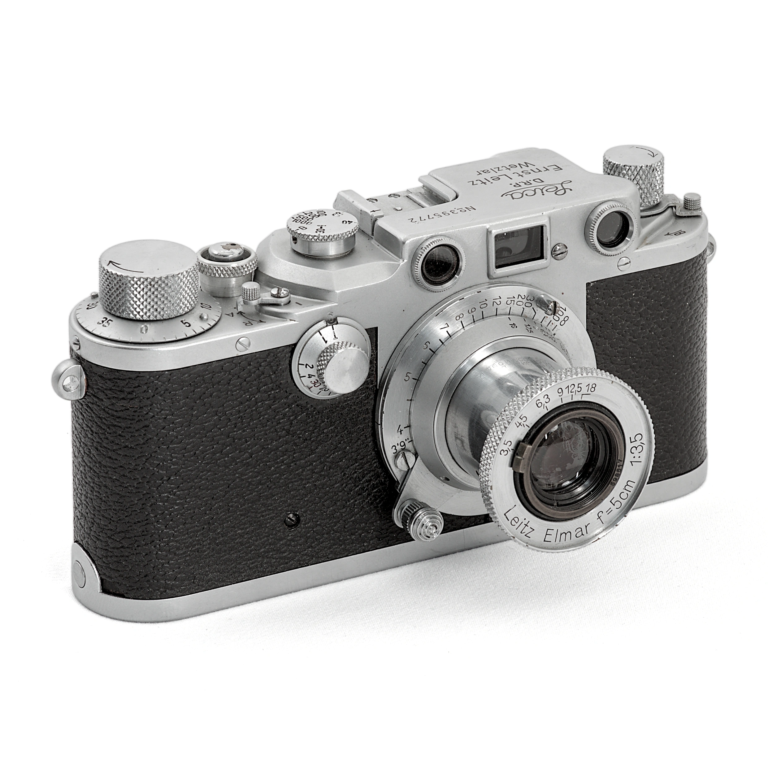 Appareil photo télémétrique Leica IIIc de face avec objectif Leitz Elmar 5cm f/3.5 déployé