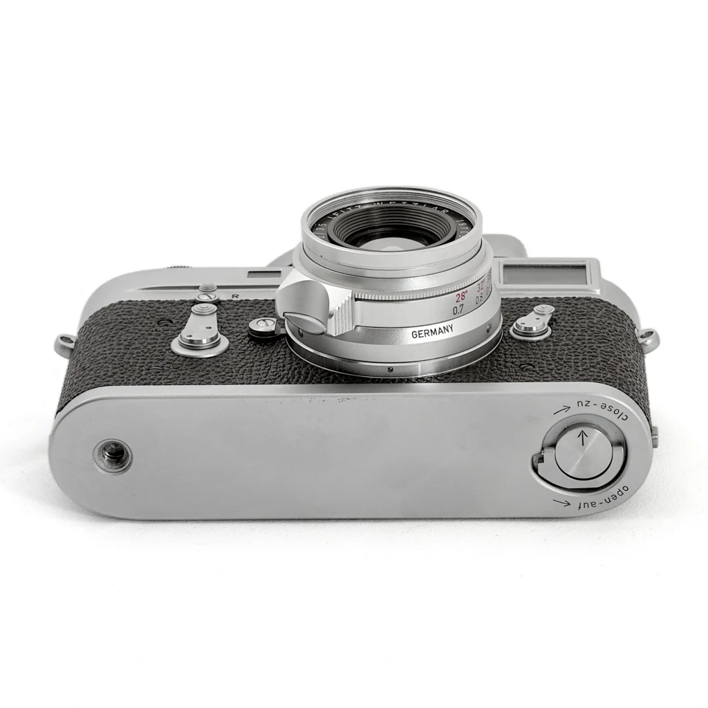 Leica M2 & Objectif Leitz Summicron 35mm f/2 + posemètre Leica-Meter MC et un filtre UVa - vue de desous