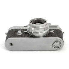 Leica M2 & Objectif Leitz Summicron 35mm f/2 + posemètre Leica-Meter MC et un filtre UVa - vue de desous