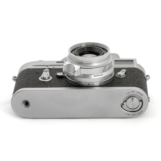 Leica M2 & Objectif Leitz Summicron 35mm f/2 + posemètre Leica-Meter MC et un filtre UVa - vue de desous