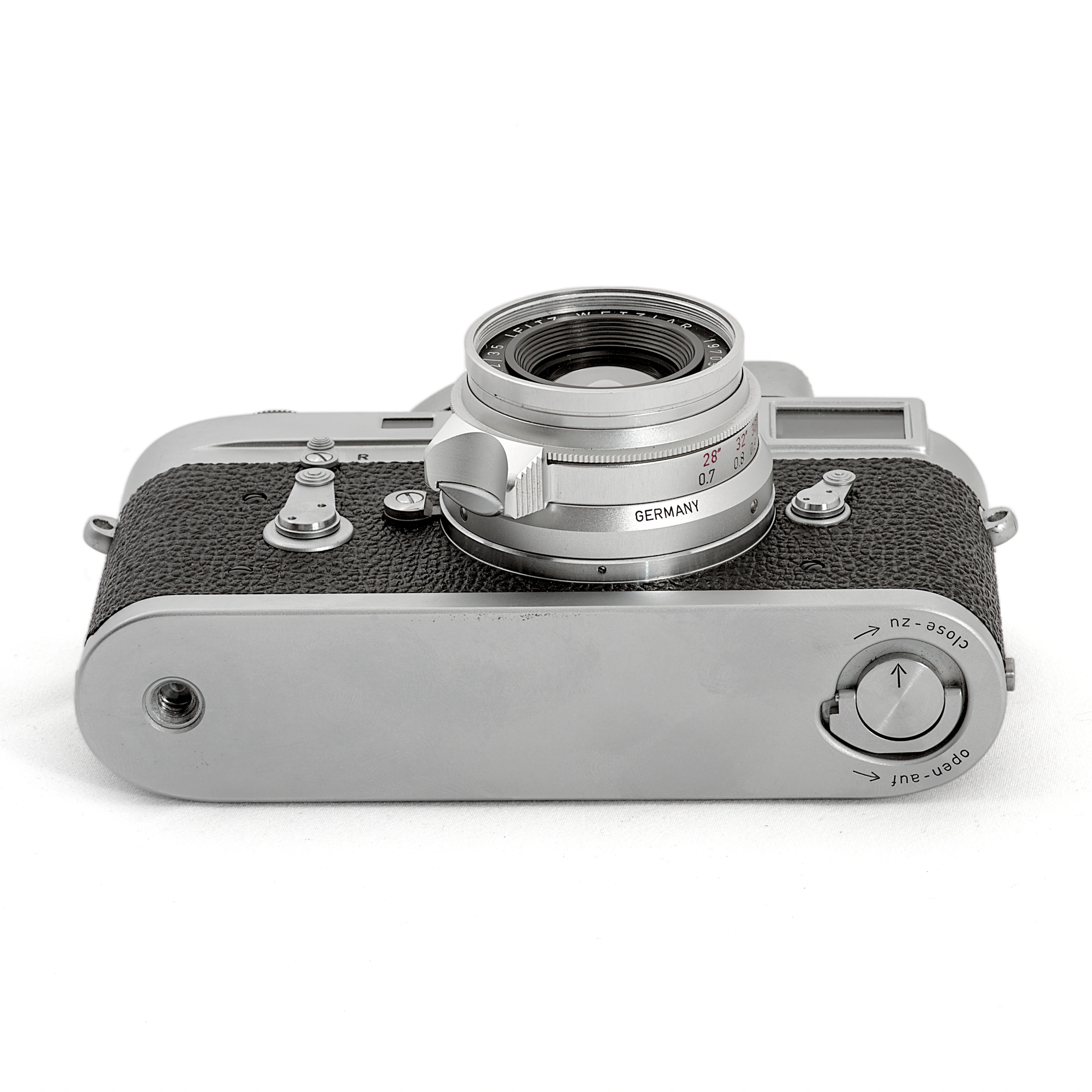 Leica M2 & Objectif Leitz Summicron 35mm f/2 + posemètre Leica-Meter MC et un filtre UVa - vue de desous