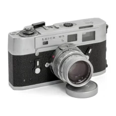 Appareil photo télémétrique Leica M5 chrome avec objectif Summicron 50mm f/2 DR de face