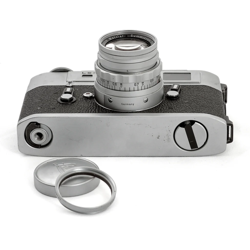 Leica M5 chrome avec objectif Summicron 50mm f/2 DR de dessous