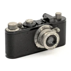Appareil photo Leica Standard Model E noir de 1933 avec objectif Leitz Elmar 50mm f/3.5 de face