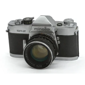 Appareil photo reflex Minolta SR-2 de face avec objectif Rokkor 55mm