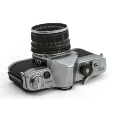 Vue de dessus de l'appareil photo Minolta SR-2 montrant les molettes de réglage et la gravure Chiyoda Kogaku
