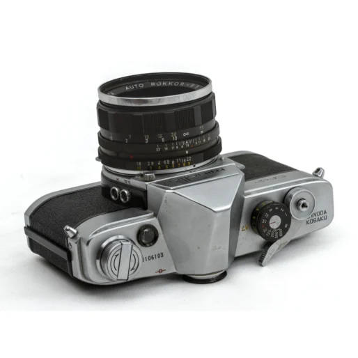 Vue de dessus de l'appareil photo Minolta SR-2 montrant les molettes de réglage et la gravure Chiyoda Kogaku