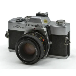 Appareil photo reflex argentique Minolta SRT 100X de face avec son objectif MD 50mm f/2