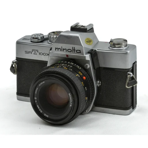 Appareil photo reflex argentique Minolta SRT 100X de face avec son objectif MD 50mm f/2