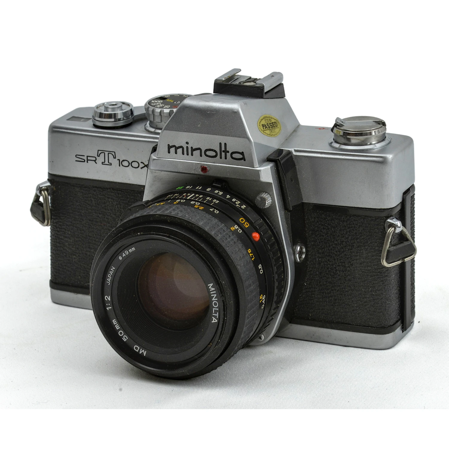 Appareil photo reflex argentique Minolta SRT 100X de face avec son objectif MD 50mm f/2