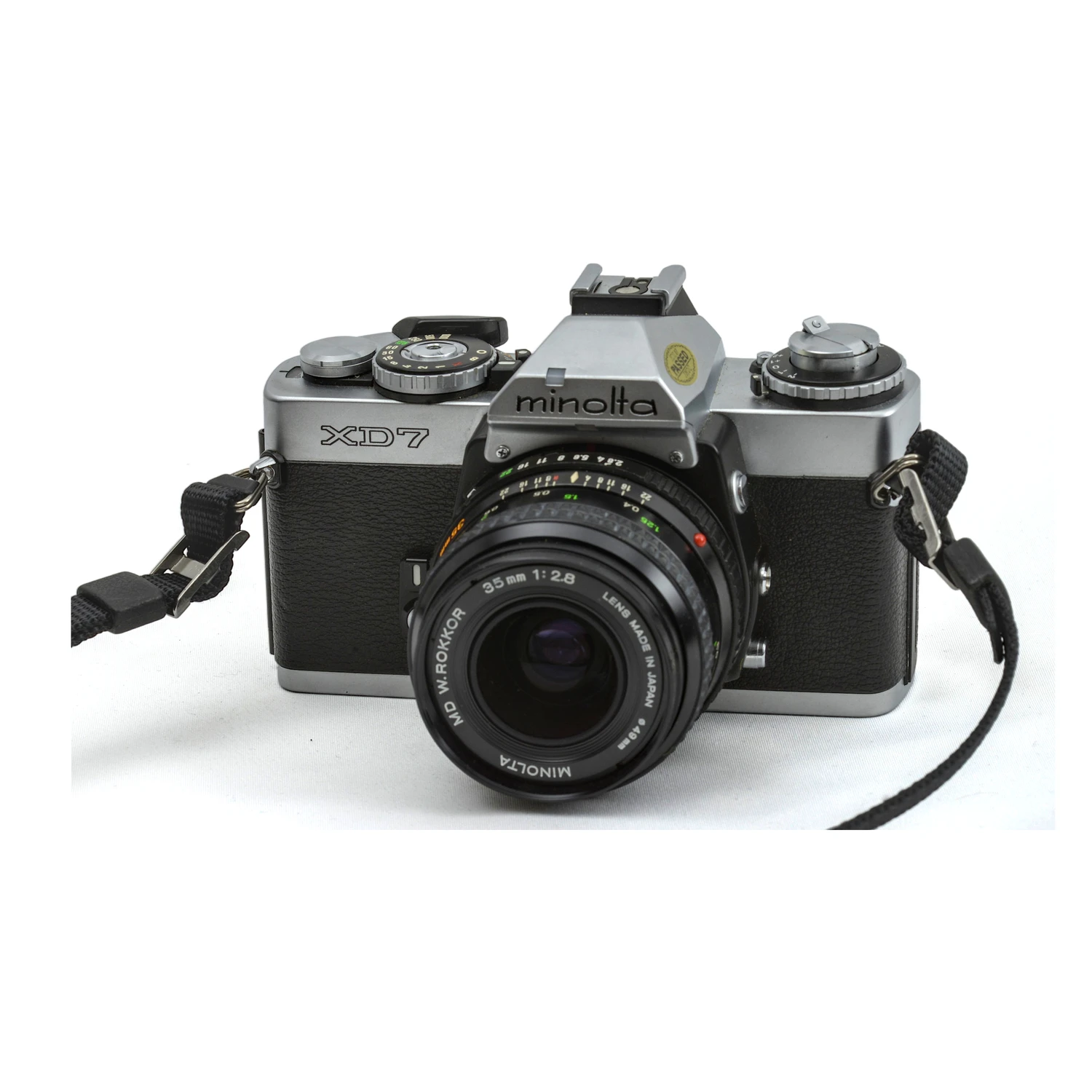 Appareil photo reflex argentique Minolta XD7 de face avec objectif 35mm