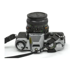 Vue de dessus du boîtier Minolta XD7 avec son bouchon d'objectif